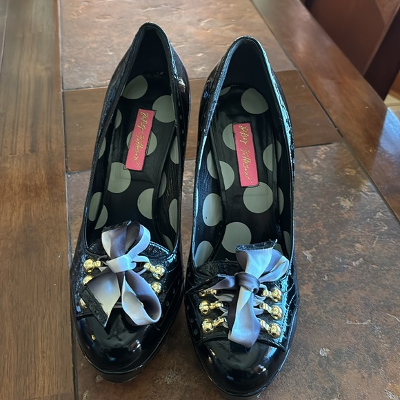 Betsey Johnson Patent Leather High Heels with Gold Accent & Bows!!! - Picture 2 of 12